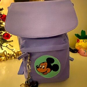 Retro Mickey Mouse back pack with keychain
PERFECT CHRISTMAS GIFT